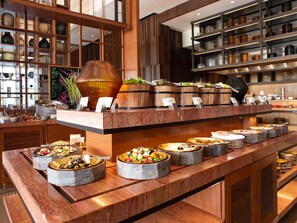 Breakfast, lunch served; local and international cuisine, pool views - Hilton Goa Resort Candolim (Candolim)