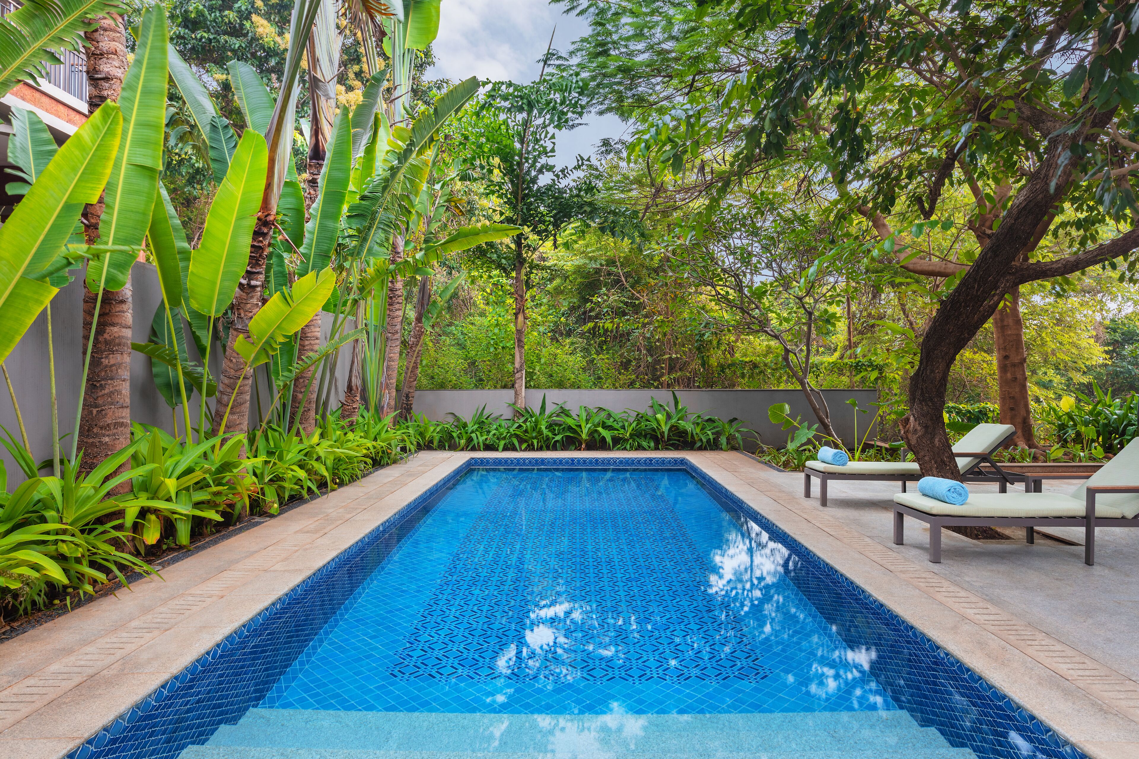 4 つの屋外プール、営業時間 7:00 ～ 19:00、プール パラソル、サンラウンジャー