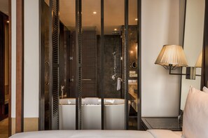 Separate tub and shower, rainfall showerhead, free toiletries - Hilton Goa Resort Candolim (Candolim)