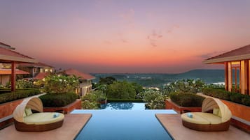 4 piscines extérieures, parasols de plage, chaises longues