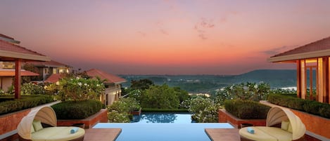 4 outdoor pools, open 7:00 AM to 7:00 PM, pool umbrellas, pool loungers