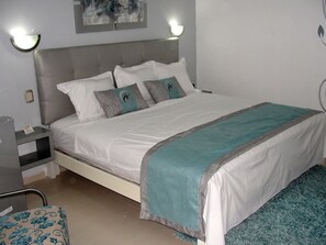 Habitación doble ejecutiva | Caja de seguridad en la habitación y escritorio