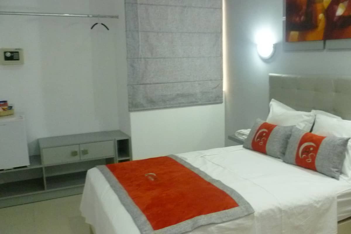 Double Room | In-room safe, desk, iron/ironing board, free WiFi