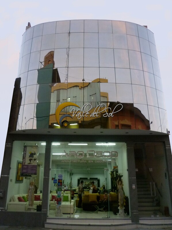 Vista frontal de la propiedad