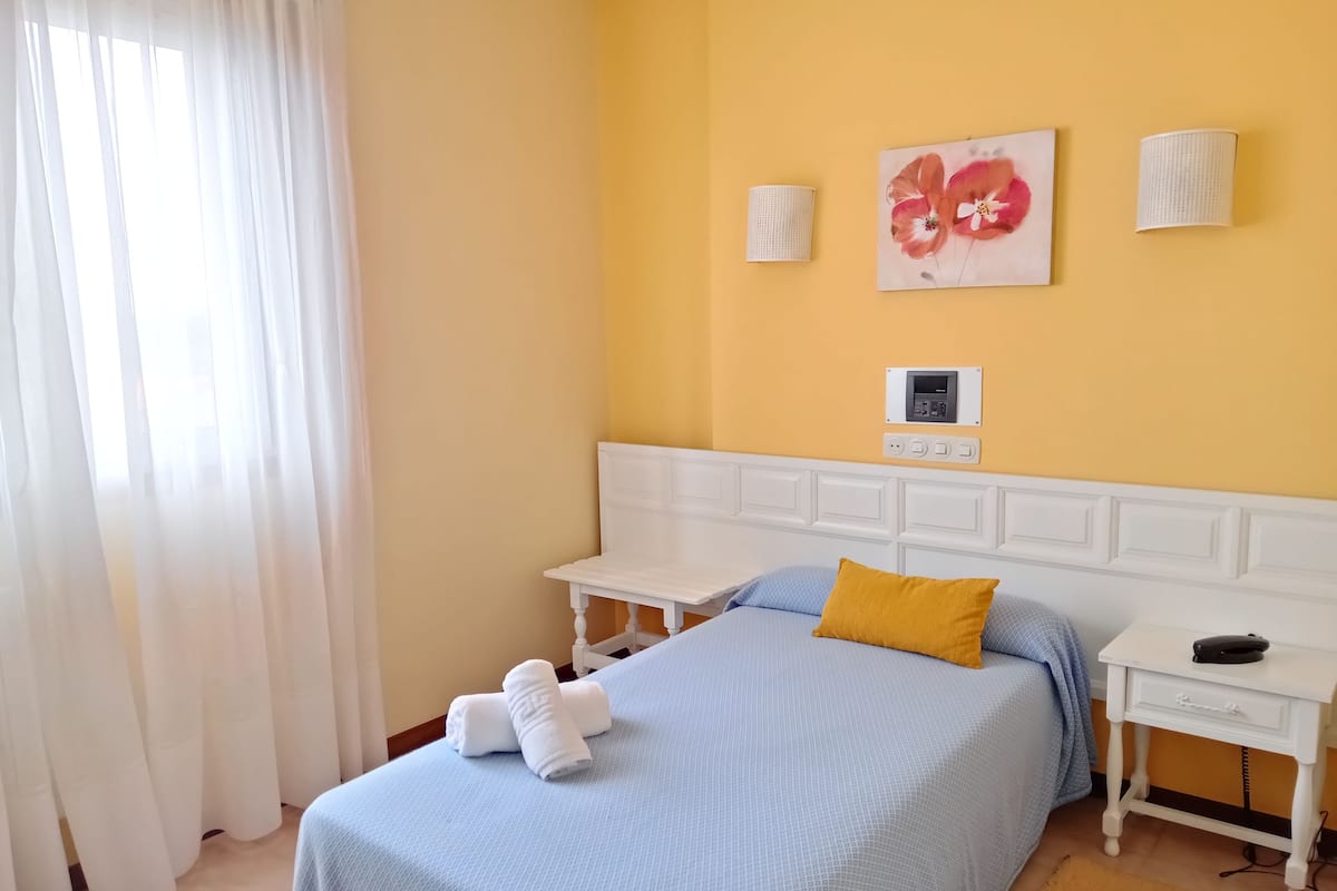 Single Room | 1 bedroom, desk, blackout curtains, free cots/infant beds