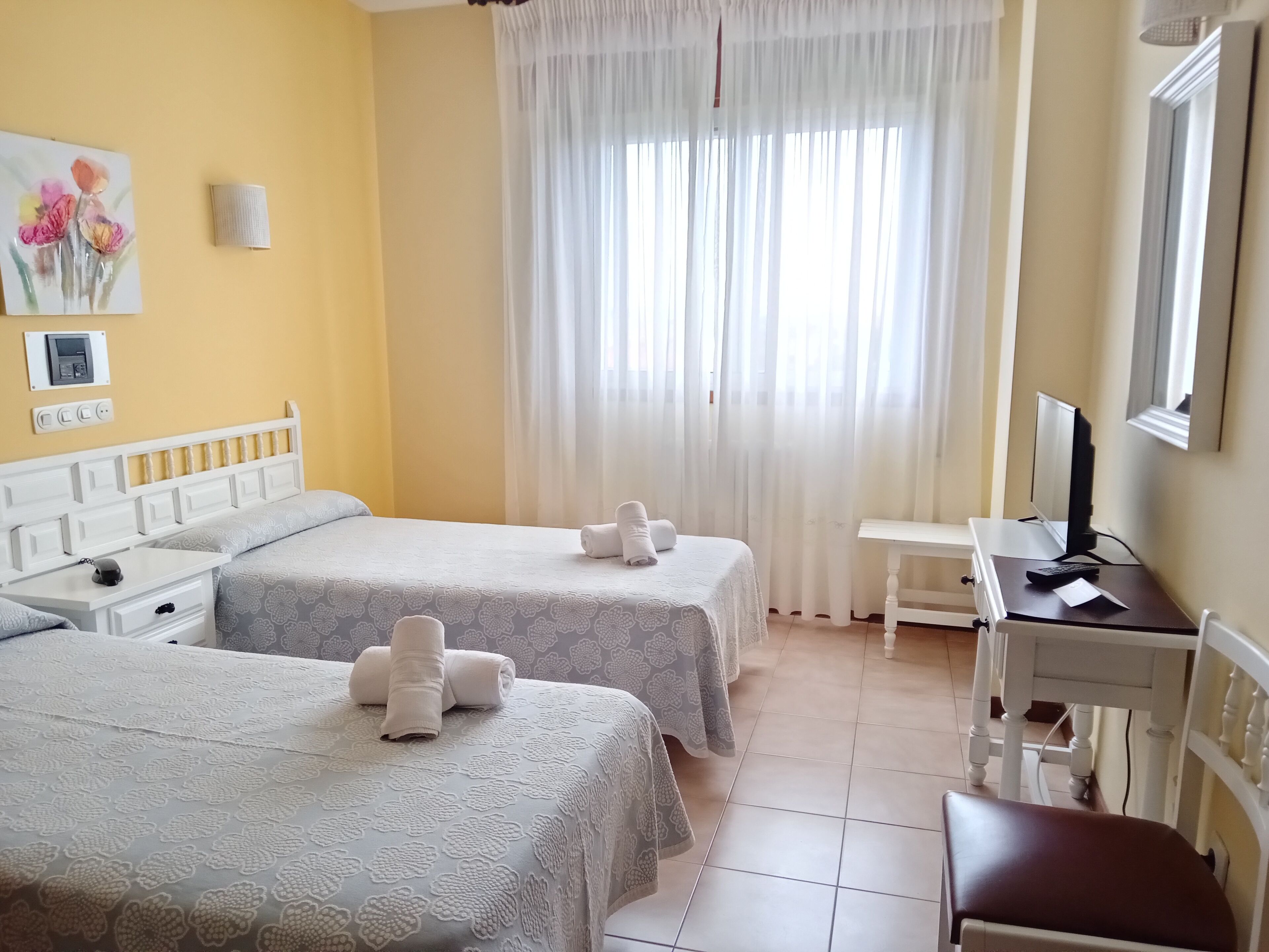 1 habitación, escritorio, cortinas blackout y cunas gratuitas 