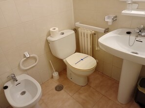 Baignoire, articles de toilette gratuits, sèche-cheveux, bidet