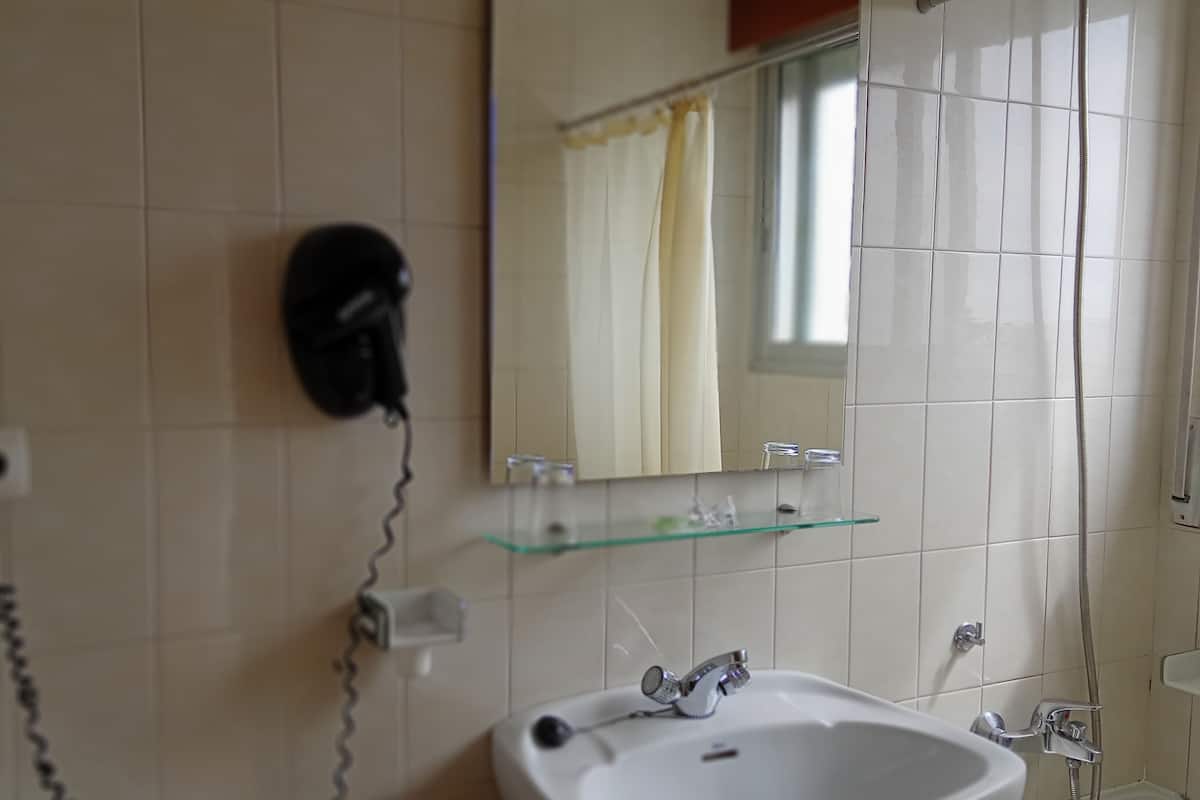 Badekar, gratis toiletartikler, hårtørrer, bidet