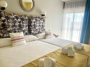 1 bedroom, desk, blackout curtains, free cots/infant beds - Con D´arbon (Sanxenxo)