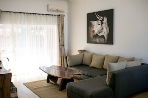 Suite, 2 Bedrooms | Living room