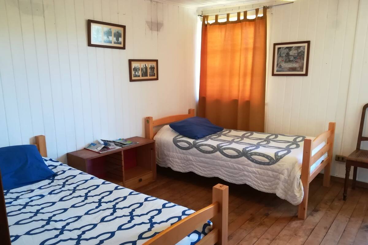 Chambre Standard avec lits jumeaux, dortoir mixte, salle de bains commune, dans la tour | Lits pliants/supplémentaires, Wi-Fi gratuit