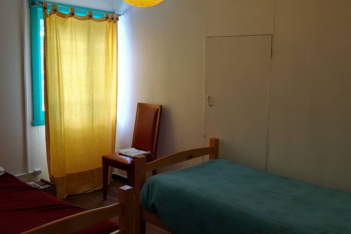 Chambre Standard avec lits jumeaux, dortoir mixte, salle de bains commune, dans la tour | Lits pliants/supplémentaires, Wi-Fi gratuit
