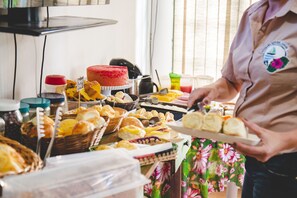 Free daily buffet breakfast  - Pousada Arraial Caribe (Arraial do Cabo)