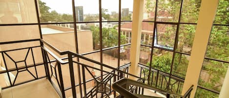 Un edificio alto con vistas a otros edificios y zonas verdes.