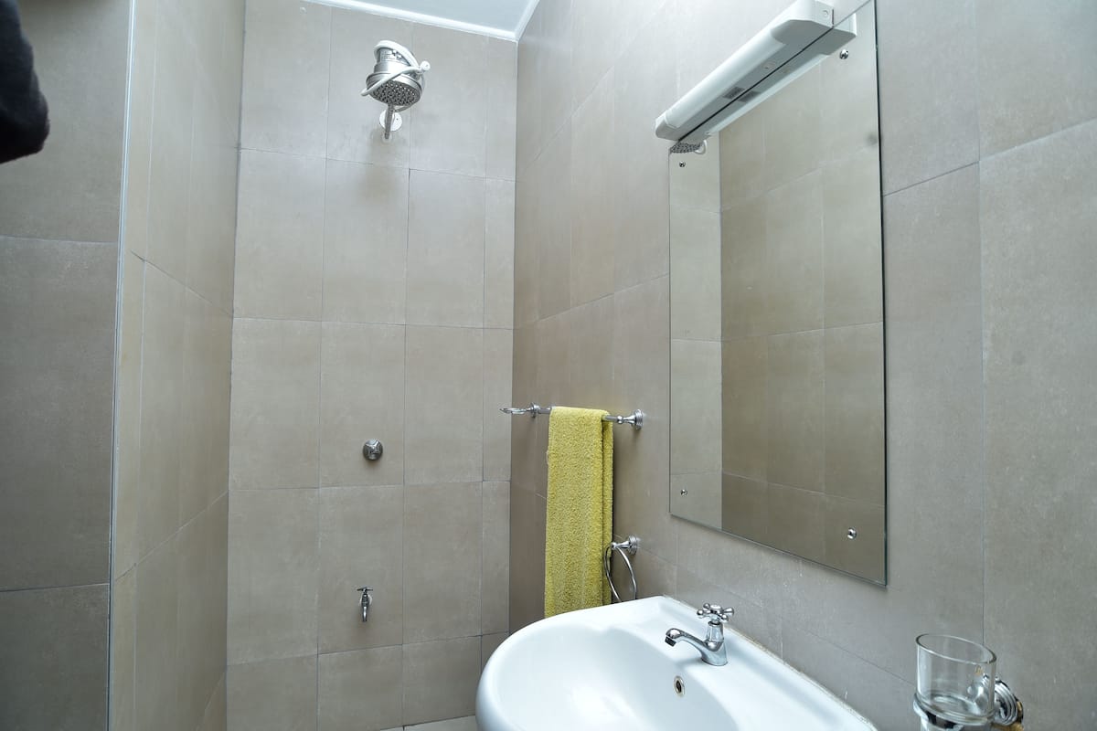 Shower, perlengkapan mandi gratis, sandal, dan handuk