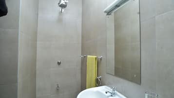 Douche, articles de toilette gratuits, chaussons, serviettes fournies