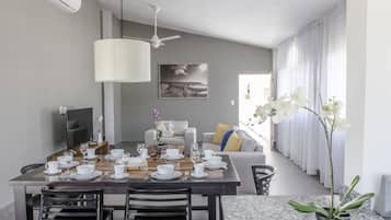 Deluxe appartement, 2 slaapkamers, uitzicht op tuin | Woonruimte | Een 50-inch smart-tv met kabelzenders en een televisie