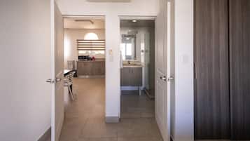 Appartement Standard, 1 chambre, vue jardin, cÎté jardin | 1 chambre, coffres-forts dans les chambres, fer et planche à repasser