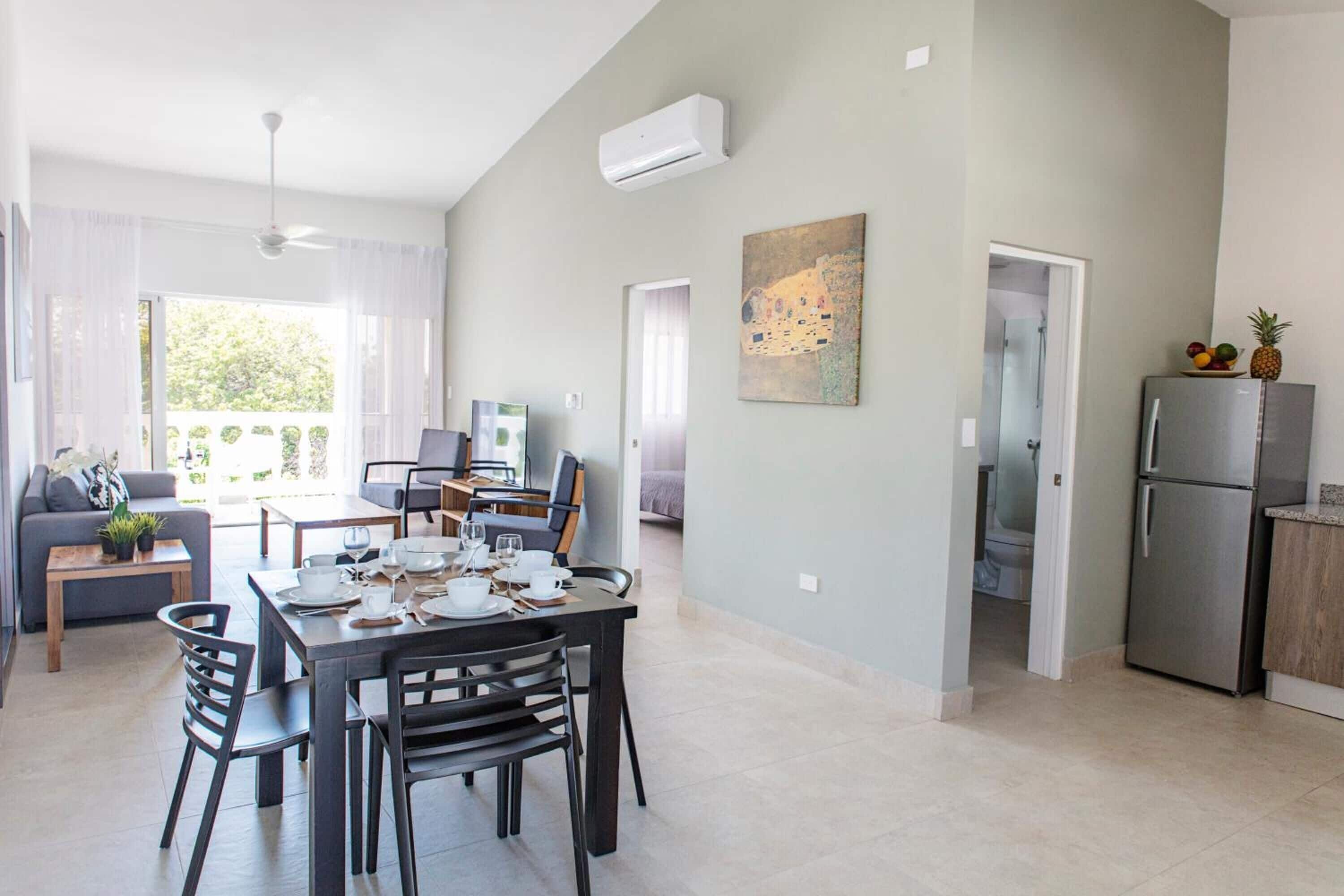 Un apartamento moderno con comedor, cocina y sala de estar.