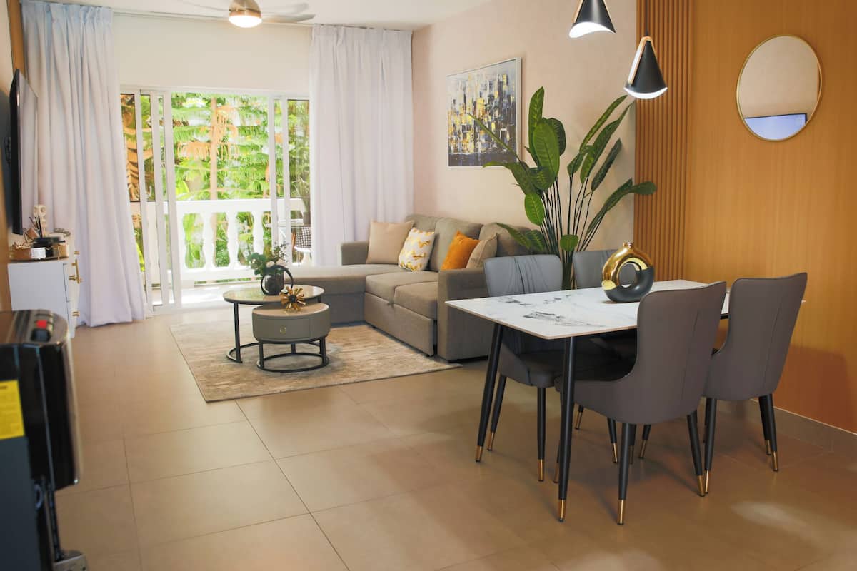 Superior apartment with balcony | Área de sala de estar | Smart TV de 50 pulgadas con canales por cable y televisión