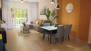 Superior apartment with balcony | Wohnbereich | 50-Zoll-Smart-TV mit Kabelempfang, Fernseher