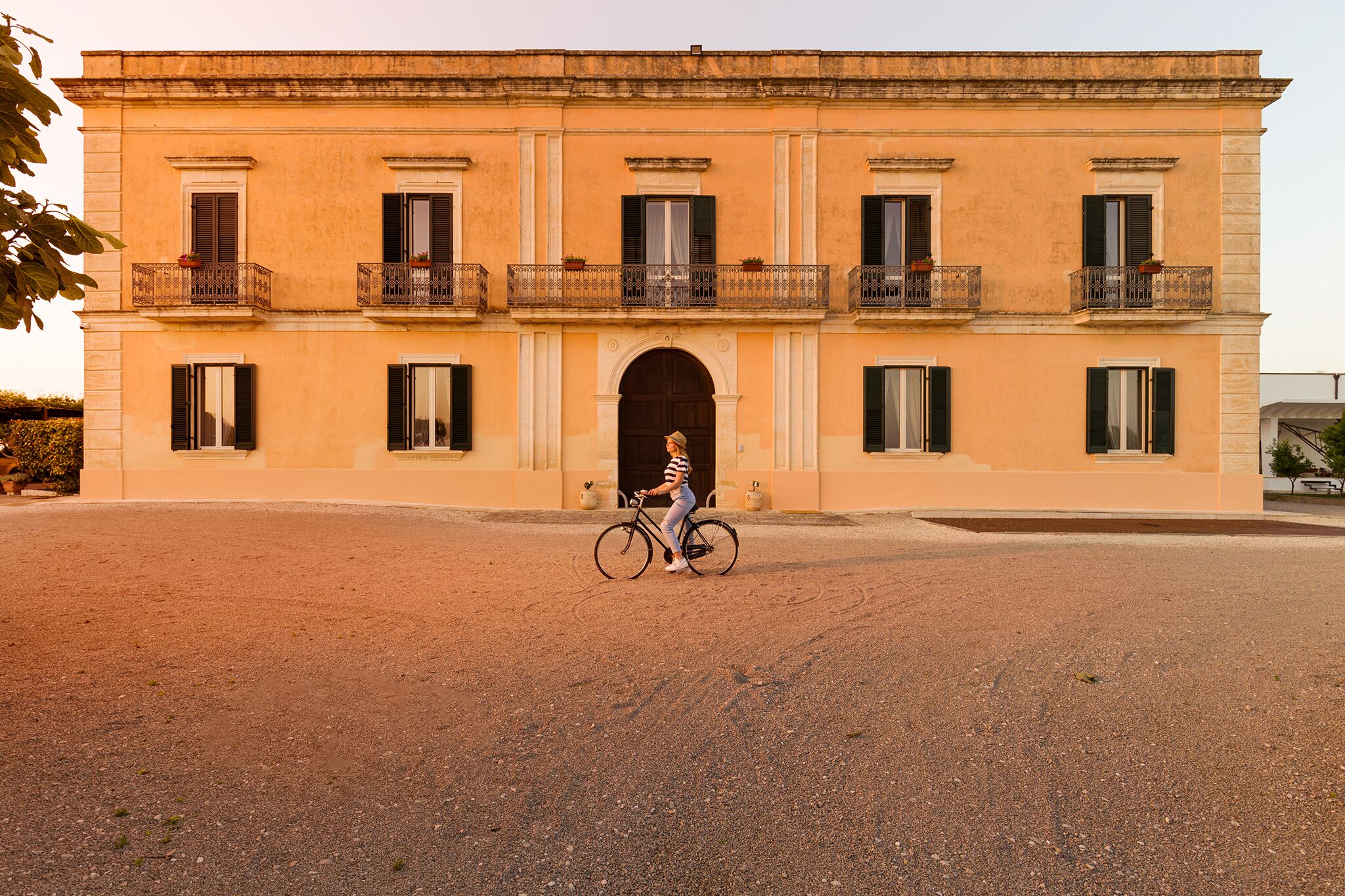 Un bâtiment doté d’une entrée centrale, de nombreuses fenêtres et de balcons avec des garde-corps.