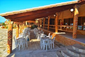 Outdoor dining - Hotel Costa Atlântico (Areia Branca)