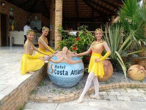 Outdoor pool, pool loungers - Hotel Costa Atlântico (Areia Branca)