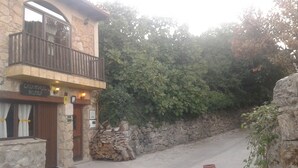Un bâtiment en pierre doté d’un balcon, d’une porte en bois et d’une enseigne sur laquelle on peut lire « CASA RURAL BORDO ».
