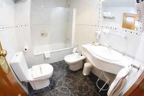 Double or Twin Room | Bathroom
