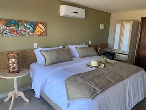 Luxe kamer, 1 kingsize bed, terras, uitzicht op zee | 1 slaapkamer, een minibar, een kluis op de kamer