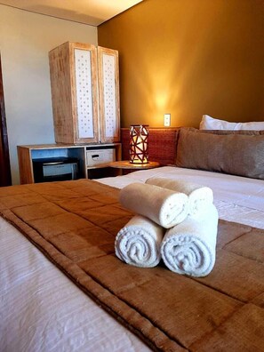 Luxe kamer, 1 kingsize bed, terras, uitzicht op zee | 1 slaapkamer, een minibar, een kluis op de kamer