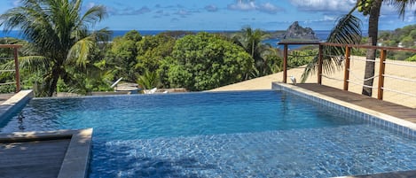 Piscine extérieure, chaises longues