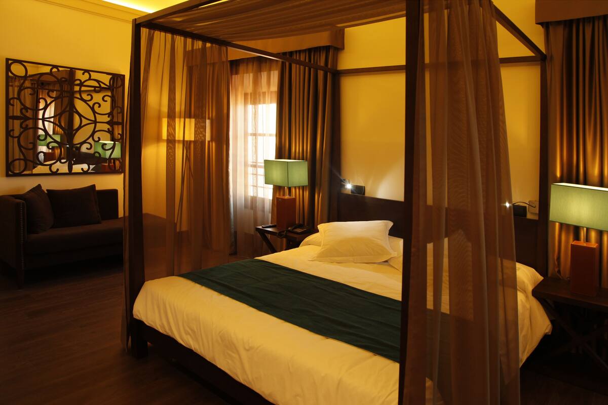 Minibar, in-room safe, desk, free WiFi