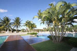 2 ulkouima-allasta, aurinkotuoleja