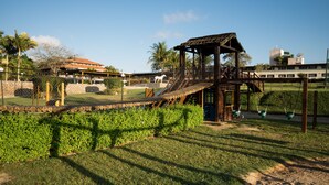 Un parque infantil con columpios y una estructura de madera.