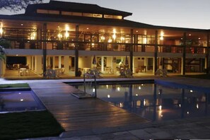 Majoituspaikan julkisivu illalla/yöllä