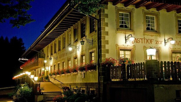 A traditional building with a sign reading "Gasthof zur Traube" at night. - Hotel Schwarzwaldgasthof Zur Traube (Titisee-Neustadt)