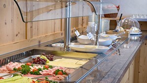 A buffet with various food items including meats, cheeses, and fruits. - Hotel Schwarzwaldgasthof Zur Traube (Titisee-Neustadt)