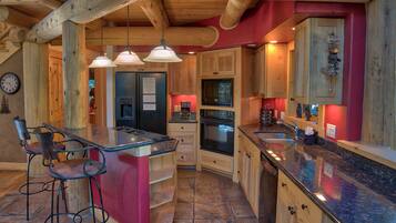 Traditional House, 3 Bedrooms, Hot Tub, Mountain View | Private kitchen | Fridge, microwave, oven, stovetop