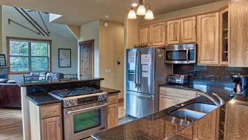 Premium House, 4 Bedrooms, Fireplace, Mountain View | Private kitchen | Fridge, microwave, oven, stovetop