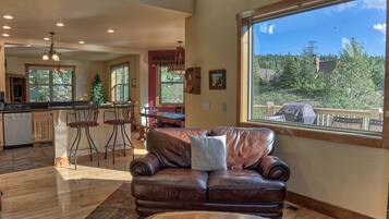 Nhà Premium, 4 phòng ngủ, lò sưởi, quang cảnh núi | Khu phòng khách | TV, lò sưởi