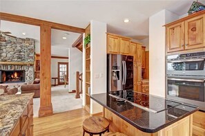 Panoraamatalo, 3 makuuhuonetta, poreamme, vuoristonäköala | Yksityinen keittiö | Jääkaappi, mikroaaltouuni, uuni, liesi