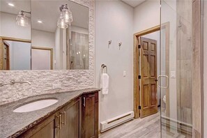 Panoramic House, 3 Bedrooms, Hot Tub, Mountain View | Bathroom