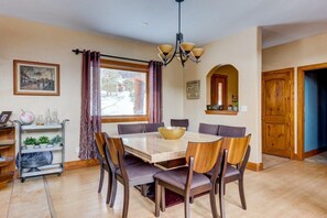 Rumah (5 Bedrooms) | Eksterior