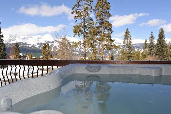 Maison mitoyenne Familiale, 3 chambres, bain à remous, vue montagne | Bain à remous extérieur