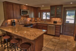 Maison mitoyenne Familiale, 3 chambres, bain à remous, vue montagne | Cuisine privée | Réfrigérateur, micro-ondes, plaque de cuisson, lave-vaisselle