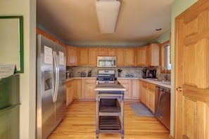 A kitchen with wooden cabinets, stainless steel appliances, and a central island. - 72 Clubhouse Rd Private Home with Hot Tub (Breckenridge)