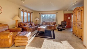A spacious living room with leather sofas, a coffee table, and a wooden cabinet. - 72 Clubhouse Rd Private Home with Hot Tub (Breckenridge)