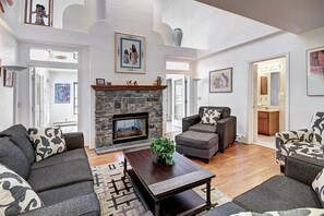 Casa Elite, 6 habitaciones, chimenea, vista a la montaña | Área de sala de estar | Chimenea